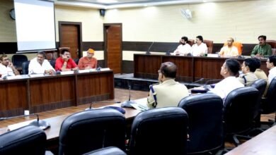 मुख्यमंत्री ने वाराणसी के सर्किट हाउस में की समीक्षा बैठक.जनप्रतिनिधियों से भी मुख्यमंत्री ने किया संवाद.अफसरों से बोले- आमजन के कार्यों में जनप्रतिनिधियों से लें सलाह-मशविरा.