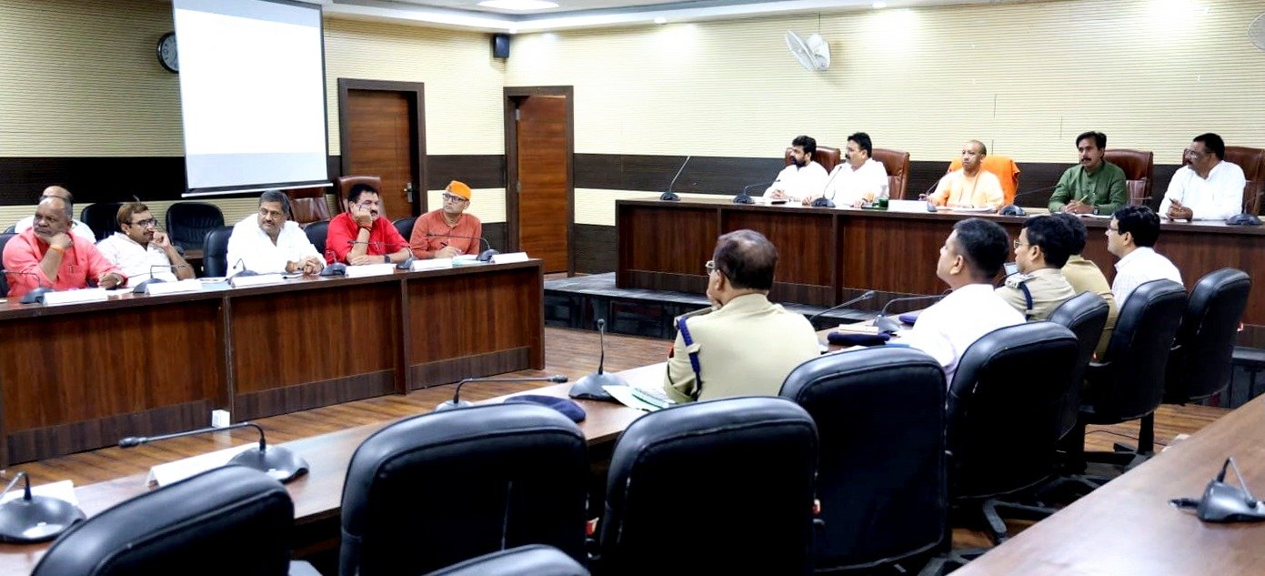 मुख्यमंत्री ने वाराणसी के सर्किट हाउस में की समीक्षा बैठक.जनप्रतिनिधियों से भी मुख्यमंत्री ने किया संवाद.अफसरों से बोले- आमजन के कार्यों में जनप्रतिनिधियों से लें सलाह-मशविरा.