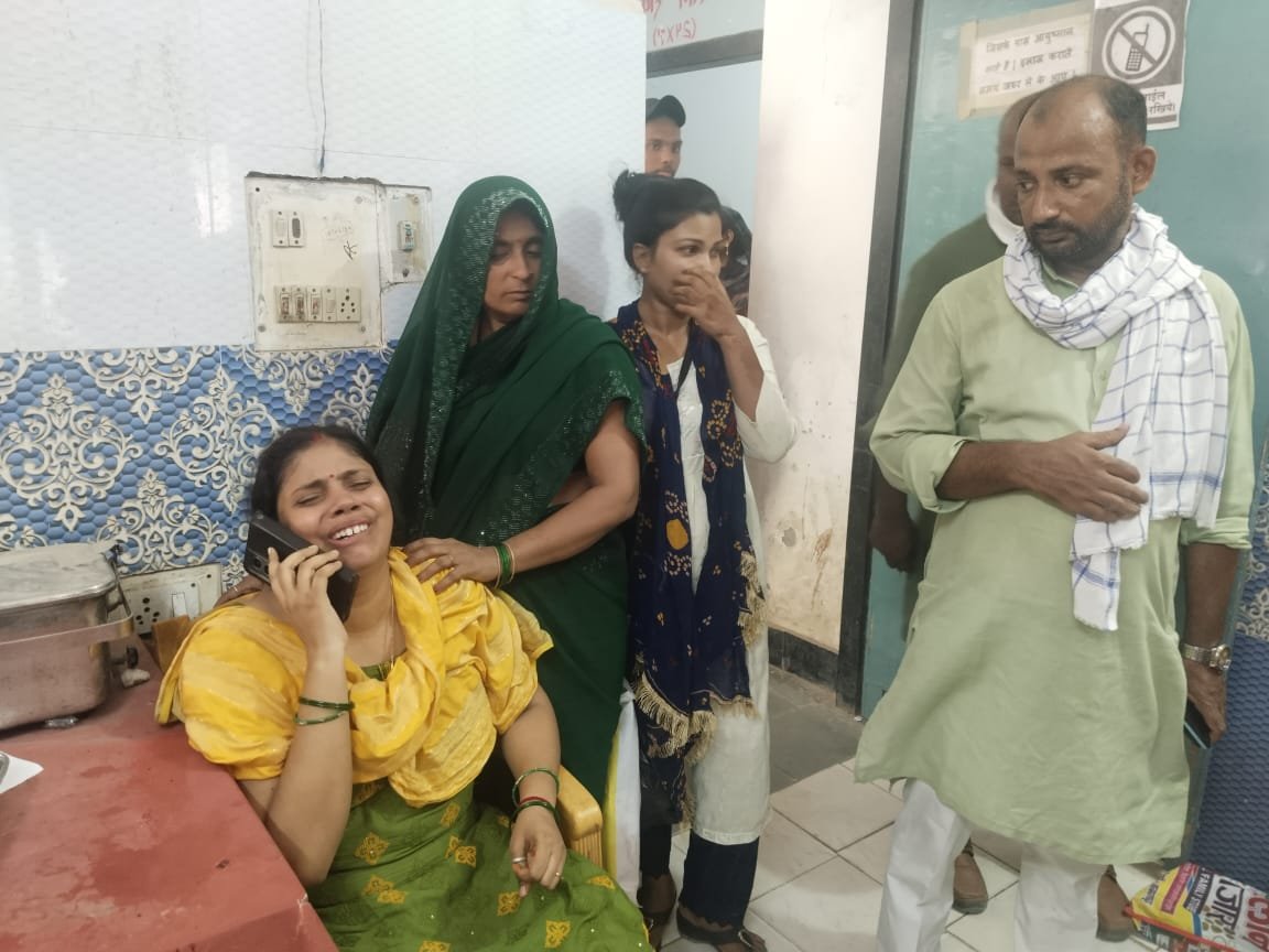 बलिया: जनपद बलिया में कॉन्वेंट स्कूल के नाम पर संचालित अंग्रेजी स्कूलों में स्कूल प्रबंधन एवं वाहन चालकों की लापरवाही जारी है। उभांव थाना क्षेत्र के भिटौरा गांव के पास चखानी चक मार्ग पर स्कूली बच्चों को घर ले जा रहे ईरिक्शा के पलटने से मंगलवार को 5 वर्षीय इशांत यादव की मौत हो गई। हादसे के समय ई रिक्शा पर करीब 6 बच्चे सवार थे। अन्य सभी को भी हल्की चोटें आईं हैं। जिन्हें दूसरे वाहन से घर भेज दिया गया। वहीं हादसे के बाद भाग रहे ई रिक्शा चालक को ग्रामीणों ने पकड़ लिया और जमकर पिटाई करने के बाद पुलिस के हवाले कर दिया। इधर बच्चे के शव को सीयर अस्पताल में देख उसकी मां की चीख निकल गई। मृतक ईशांत यादव की मां आकांक्षा यादव सीयर शिक्षा क्षेत्र के सिसैंड राजकीय स्कूल में सहायक अध्यापक पद पर है। जबकि उनके पति राकेश यादव मिर्जापुर में एक बैंक में कार्यरत हैं। आजमगढ़ जनपद के चिरैया कोट निवासी शिक्षिका ने इसी वर्ष अपनी ज्वाइनिंग के बाद 15 जुलाई को ही अपने इकलौते बच्चे इशांत यादव को बेल्थरारोड नगर के एमके इंटरनेशनल स्कूल के नर्सरी क्लास में दाखिल कराया था। जहां से छुट्टी के बाद स्कूल का ईरिक्शा, बच्चे को लेकर शिक्षिका मां के राजकीय स्कूल सिसैंड पहुंचाने जा रहा था। इस बीच यह हादसा हो गया। परिजनों ने स्कूल प्रबंधक पर लापरवाही का आरोप लगाया है।