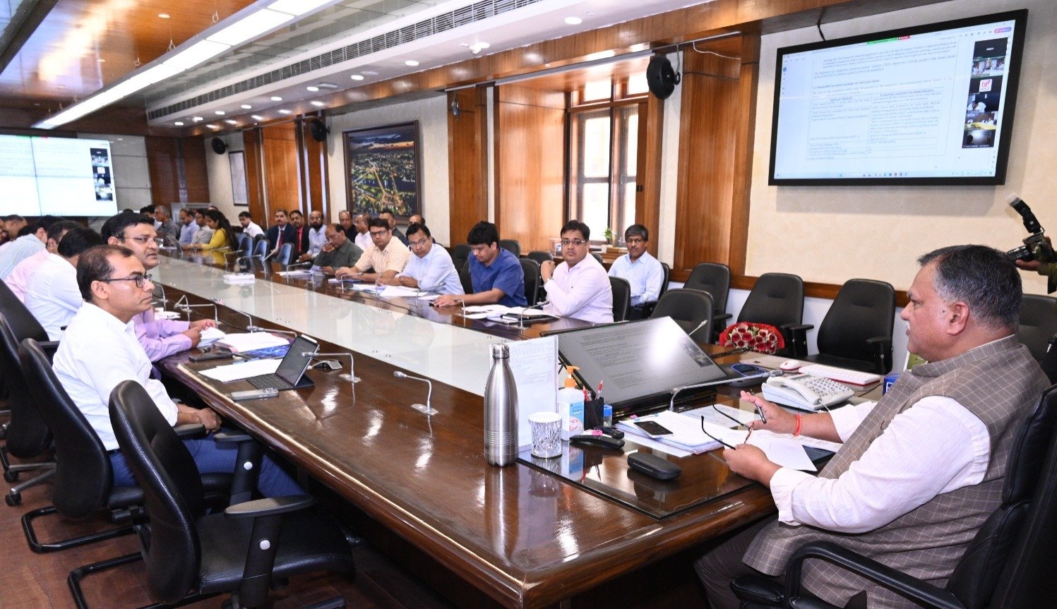 उत्तर प्रदेश में मोटो जीपी रेस के आयोजन के लिए ‘इन्वेस्ट यूपी’ और डोर्ना स्पोर्ट्स एस.एल. के बीच हुआ समझौता