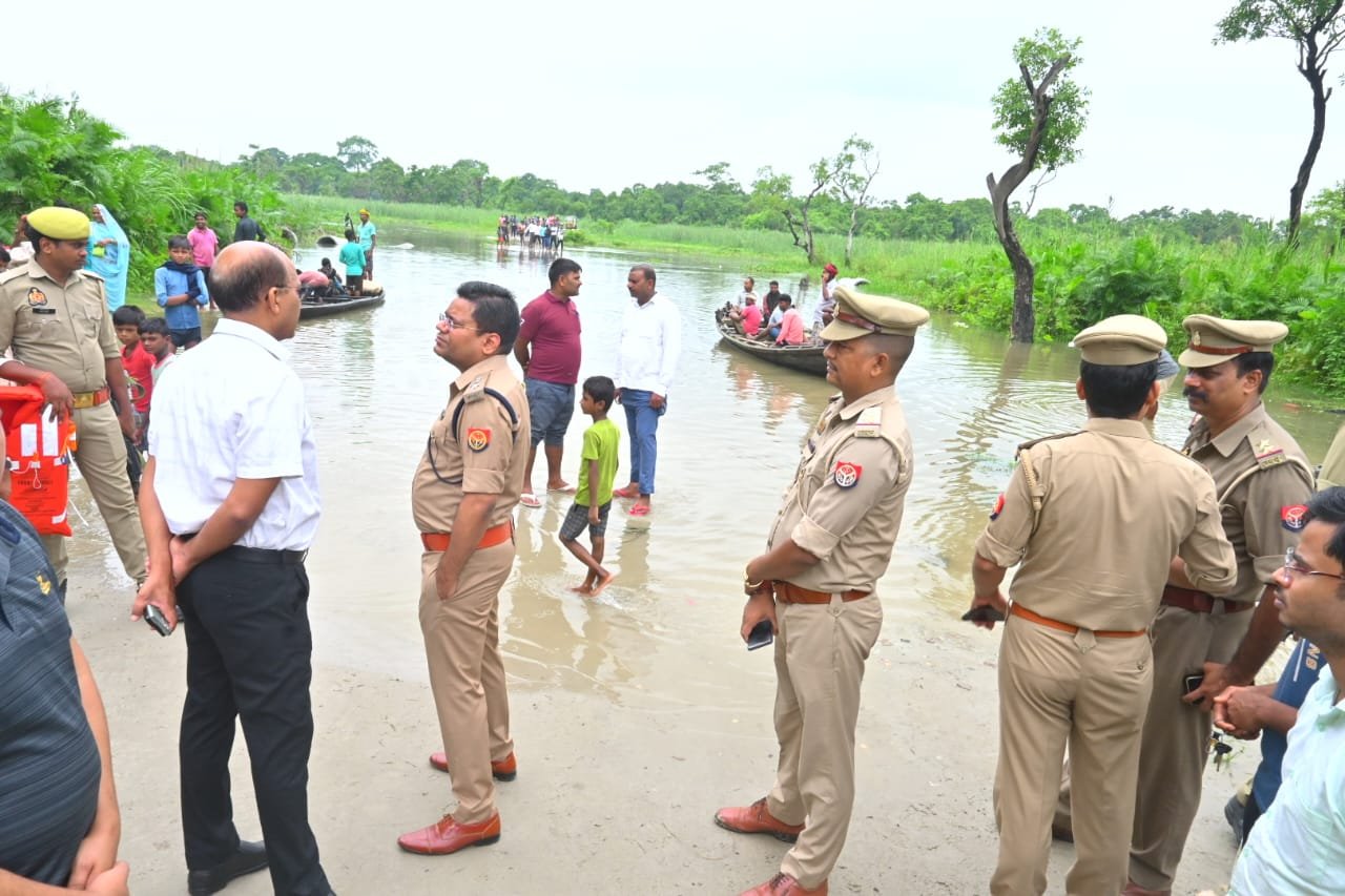 सीएम योगी द्वारा बाढ़ प्रभावित इलाकों में मुस्तैदी बढ़ाने के आदेश के बाद अधिकारियों ने चलाया रेस्क्यू ऑपरेशन 