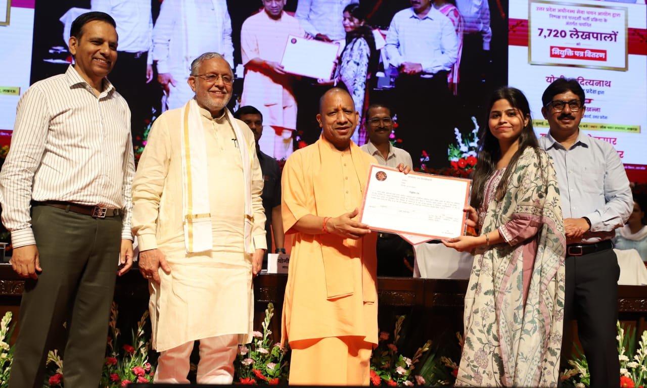 लोगों के बीच अच्छी छवि बनाएं, ताकि लेखपाल के नाम से लोग घबराएं नहींः योगी