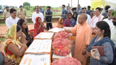सीएम योगी ने बाढ़ प्रभावित क्षेत्रों का किया हवाई सर्वे, पीड़ितों से की मुलाकात