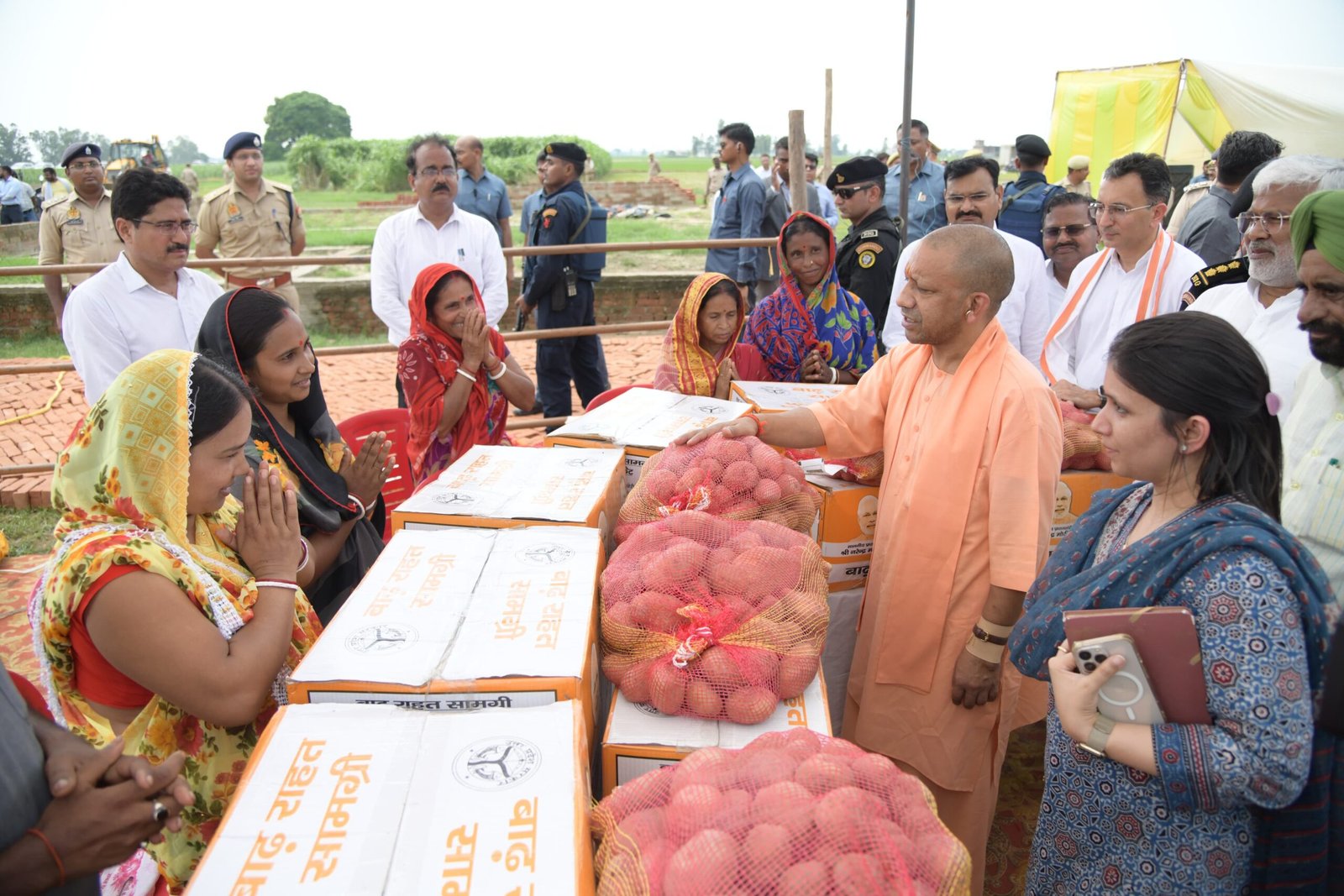 सीएम योगी ने बाढ़ प्रभावित क्षेत्रों का किया हवाई सर्वे, पीड़ितों से की मुलाकात