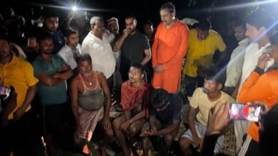 अदम्य साहस का परिचय देते हुए देर रात बड़ी गंडक नदी के तेज बहाव में फंसे चार लोगों की बचाई जान
