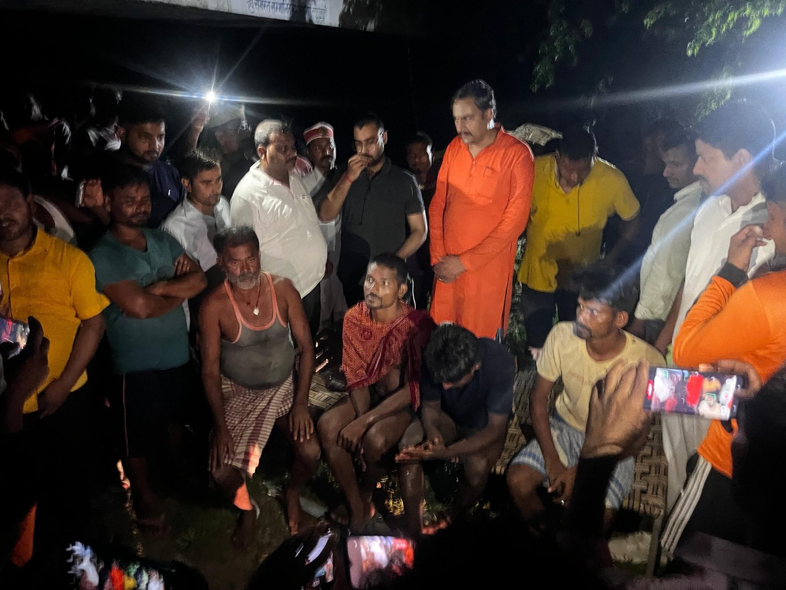 अदम्य साहस का परिचय देते हुए देर रात बड़ी गंडक नदी के तेज बहाव में फंसे चार लोगों की बचाई जान