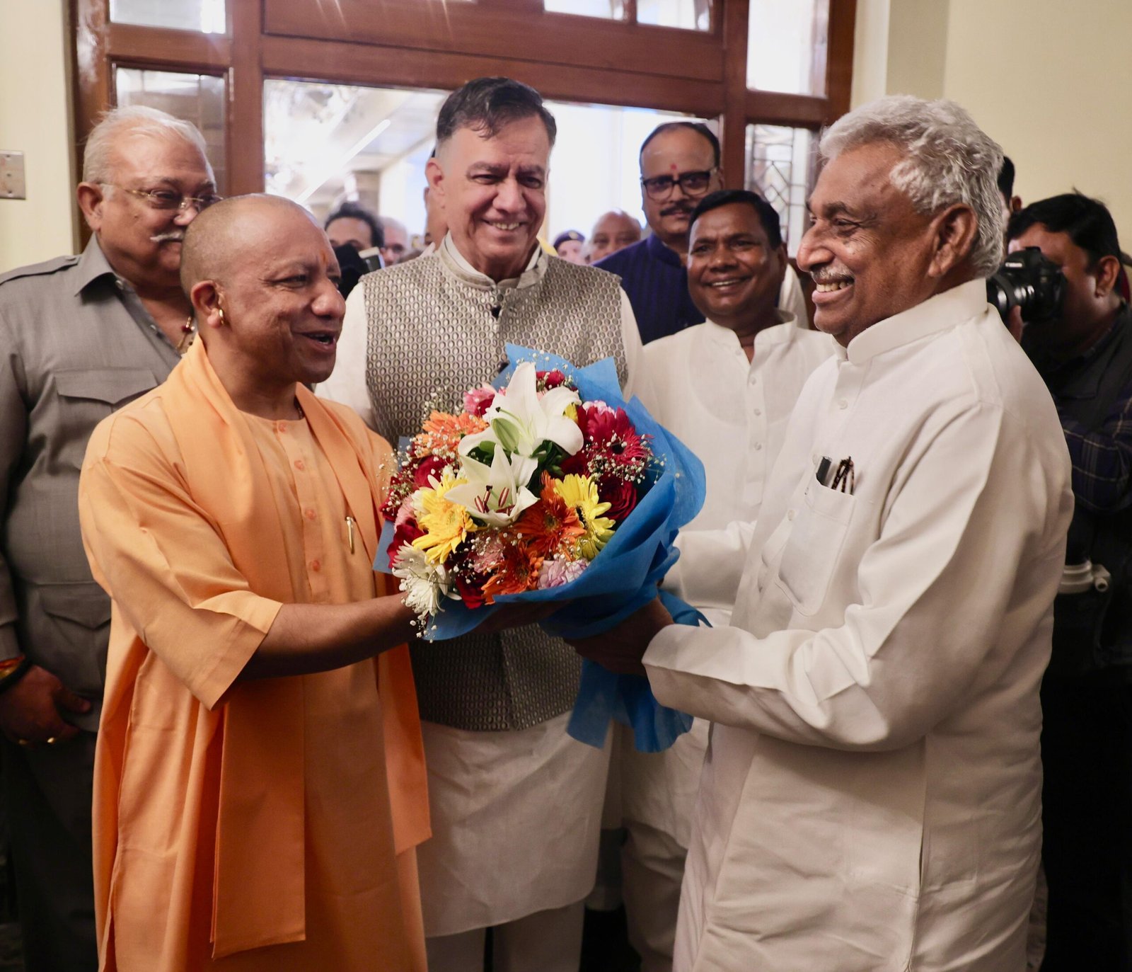 मुख्यमंत्री ने नवनियुक्त नेता प्रतिपक्ष माता प्रसाद पांडेय को दी बधाई