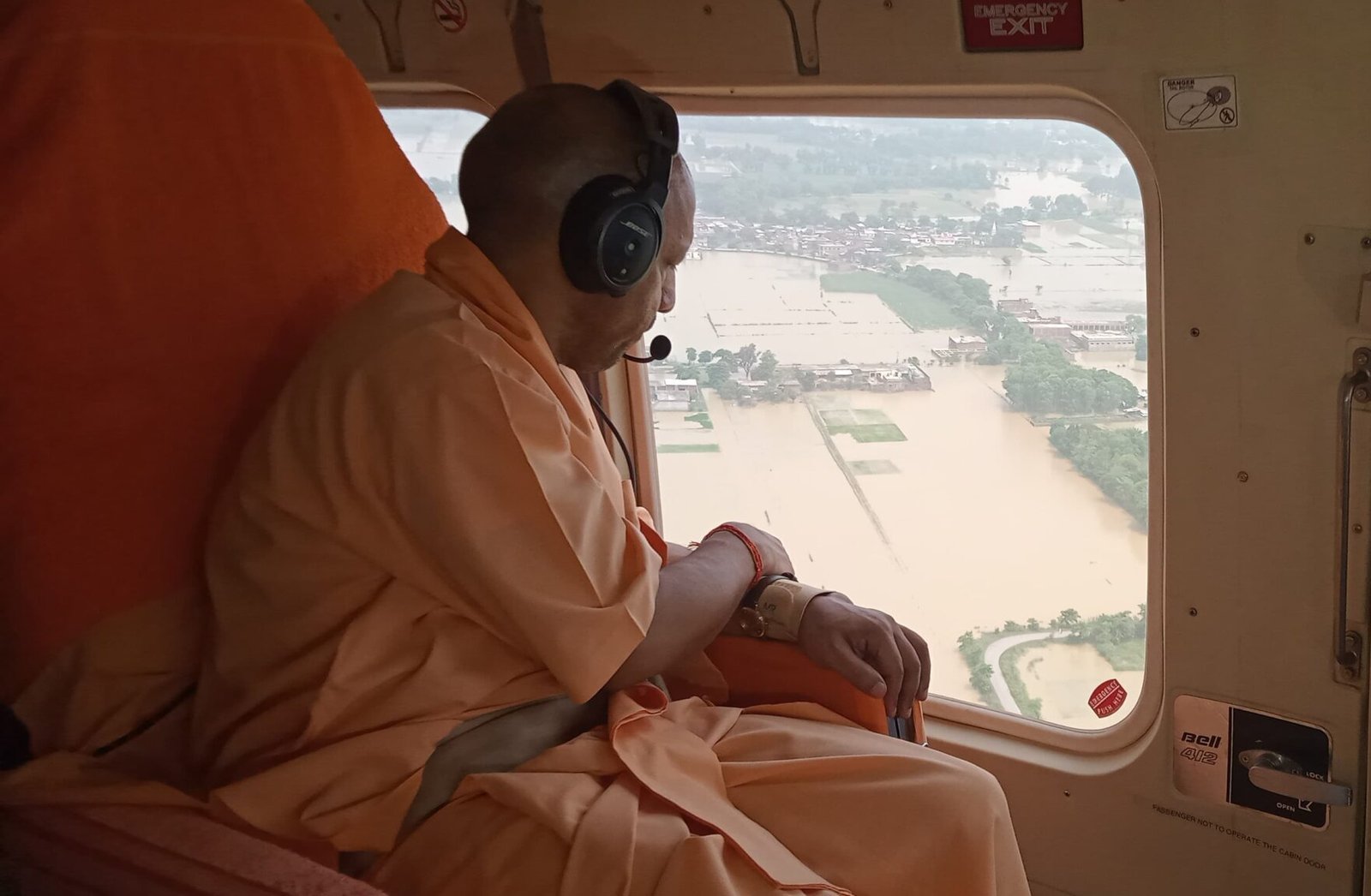 सीएम योगी ने बाढ़ प्रभावित श्रावस्ती और बलरामपुर का किया हवाई सर्वे, वितरित की राहत सामग्री