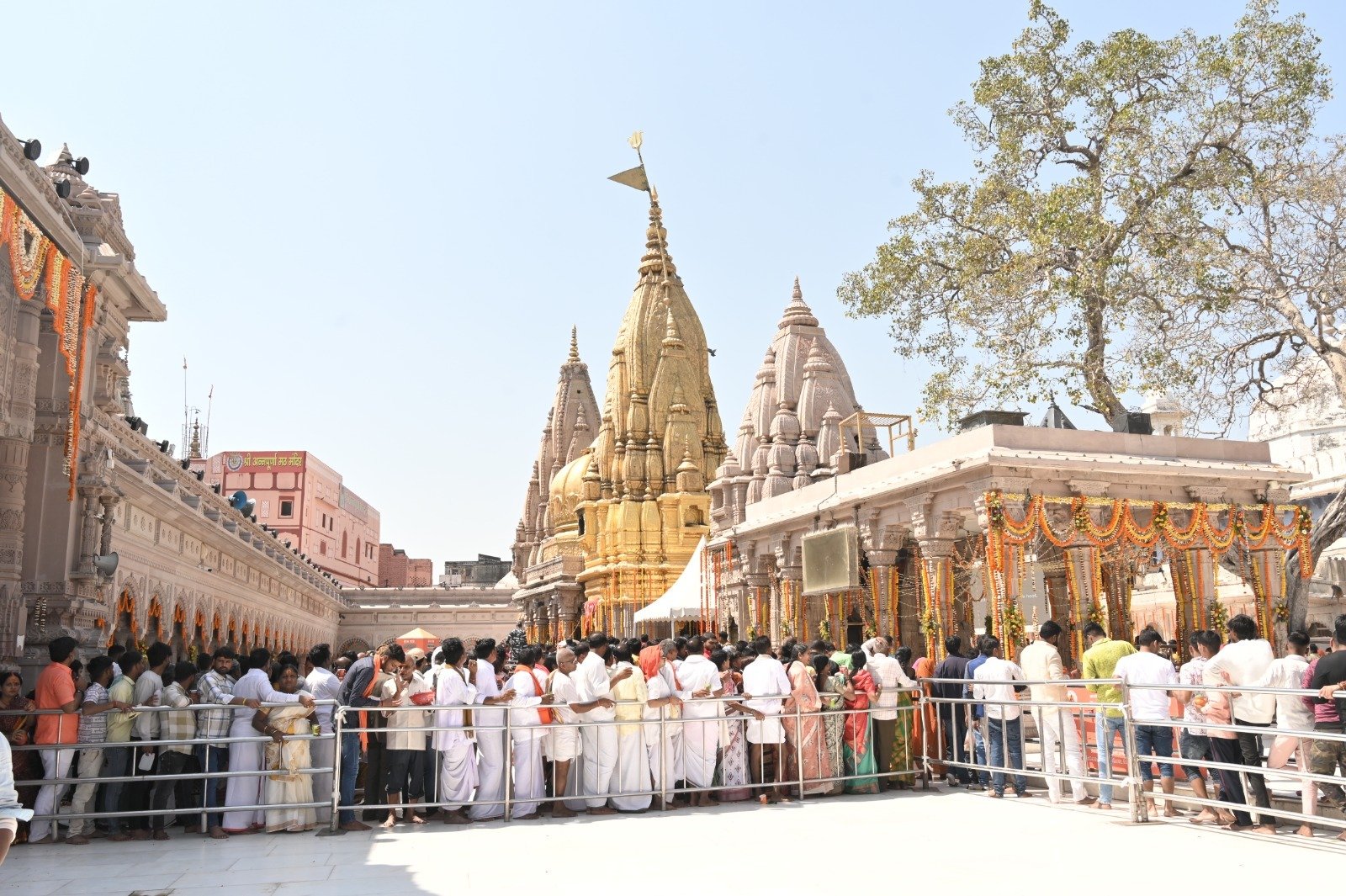 योगी सरकार ने काशी विश्वनाथ धाम में दर्शन-पूजन के साथ ही सावन में श्रद्धालुओं के सुगम दर्शन, सुरक्षा और सुविधा का किया विशेष इंतजाम .