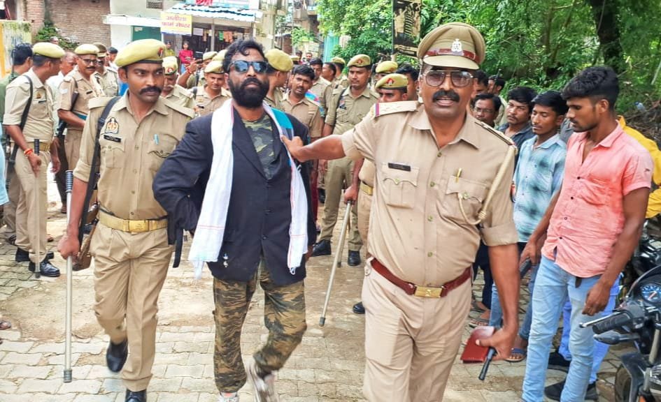 दबंग स्टाइल में अर्ध विक्षिप्त युवक ने लहराई पिस्टल, मची अफरा तफरी