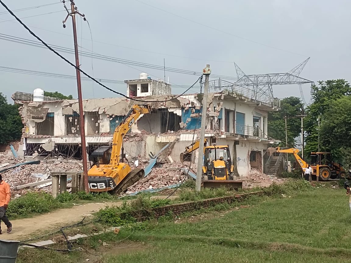 अयोध्या सामूहिक दुष्कर्म मामला:आरोपी के मल्टी कॉम्प्लेक्स पर चला योगी सरकार का बुलडोजर