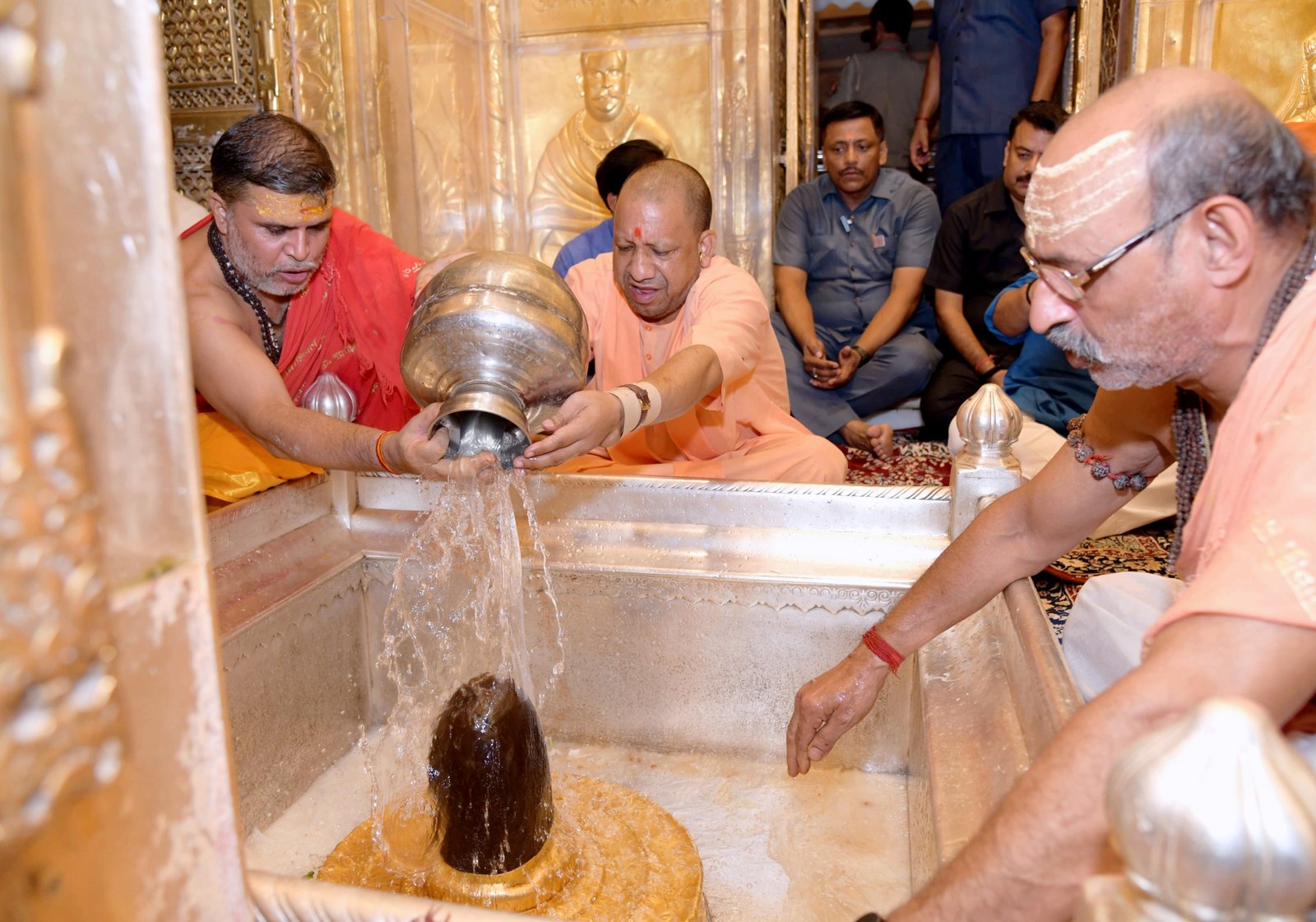 श्रावण मास में दूसरी बार सीएम योगी ने किए बाबा विश्वनाथ के दर्शन