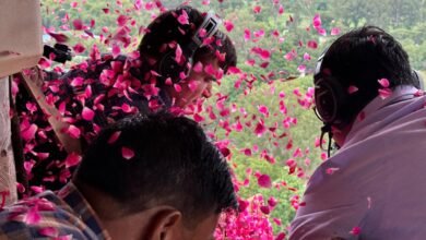 मेरठ में कांवड़ियों पर आसमान से हुई पुष्प वर्षा, व्यवस्था से गदगद दिखे कांवड़िया