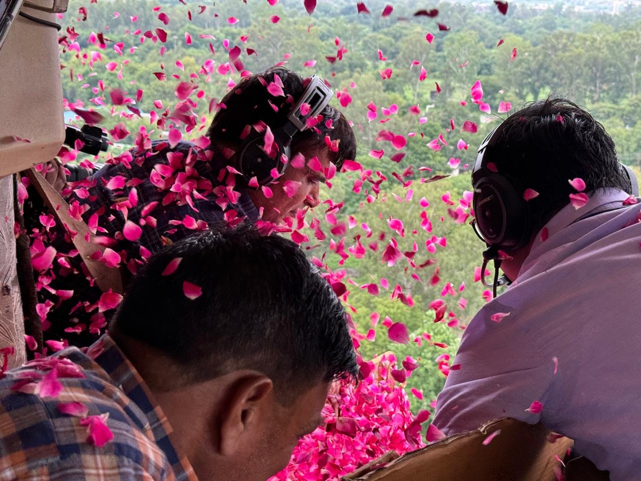 मेरठ में कांवड़ियों पर आसमान से हुई पुष्प वर्षा, व्यवस्था से गदगद दिखे कांवड़िया