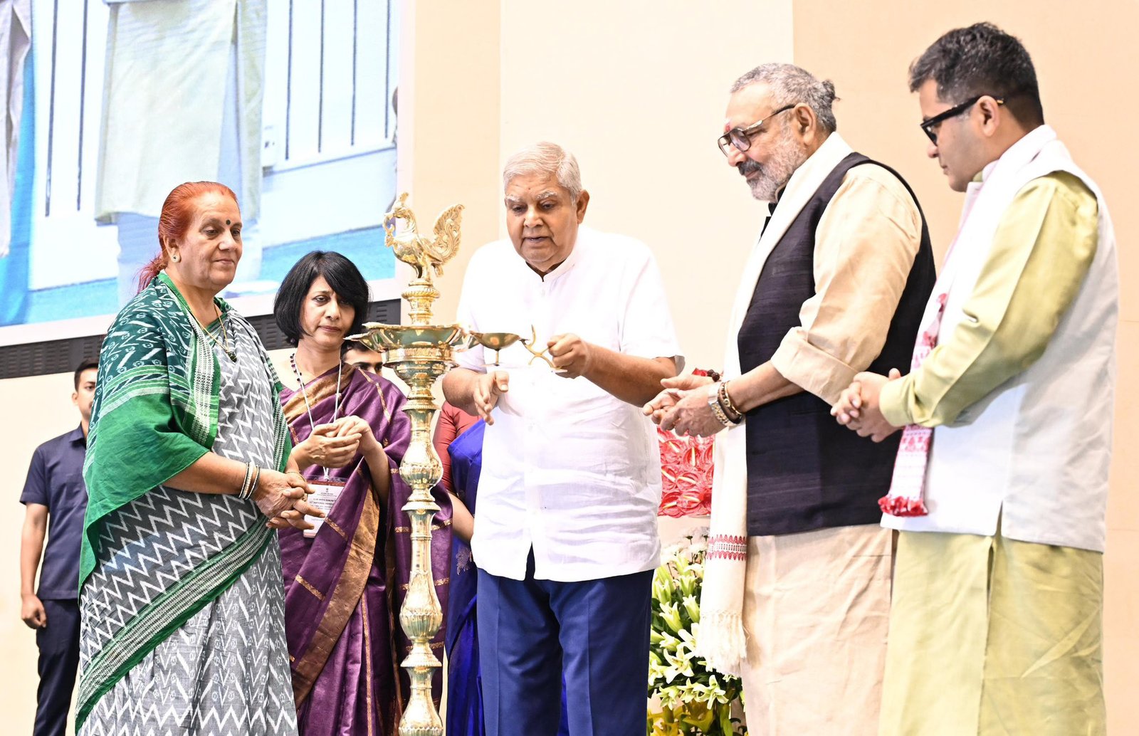 हथकरघा उद्योग को फैशन डिजाइनिंग से जोडने की जरुरत: धनखड़