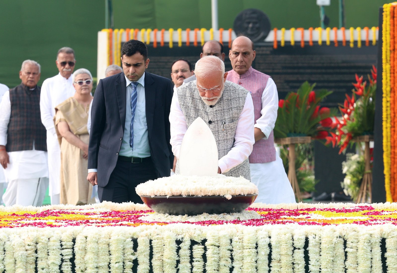 मुर्मु और मोदी ने ‘सदैव अटल’ जाकर वाजपेयी को दी श्रद्धांजलि