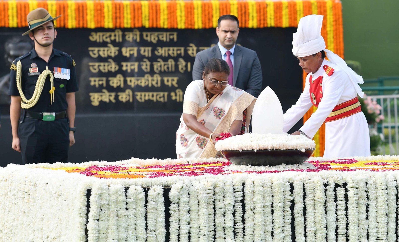 मुर्मु और मोदी ने ‘सदैव अटल’ जाकर वाजपेयी को दी श्रद्धांजलि