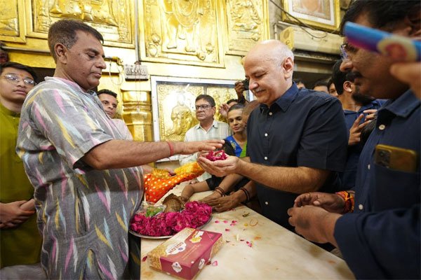 परिवार के साथ कनॉट प्लेस के हनुमान मंदिर पहुंचे सिसोदिया