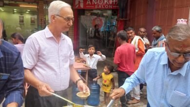 बाबा श्री विश्वनाथ के दर्शनार्थियों एवं कांवरियों के बीच संकल्प अन्नक्षेत्र ने किया प्रसाद वितरण