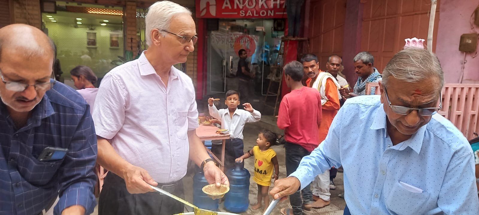 बाबा श्री विश्वनाथ के दर्शनार्थियों एवं कांवरियों के बीच संकल्प अन्नक्षेत्र ने किया प्रसाद वितरण