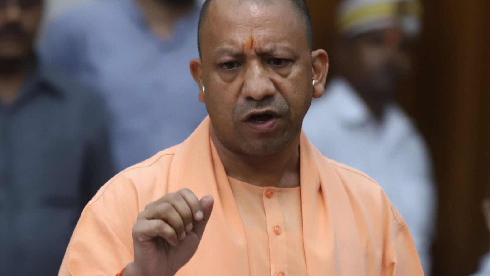 योगी सरकार ने खाद की कालाबाजारी के खिलाफ अब तक की सबसे सख्त कार्रवाई शुरू कर दी है। मुख्यमंत्री योगी आदित्यनाथ के निर्देश पर खाद माफिया के खिलाफ एफआईआर से लेकर राष्ट्रीय सुरक्षा अधिनियम जैसी कठोर धाराएं लगाई जा रही हैं। सरकार ने स्पष्ट किया है कि किसानों को खाद के लिए भटकने नहीं दिया जाएगा। सरप्राइज इंस्पेक्शन, डेली स्टॉक रिपोर्टिंग और अफसरों की जवाबदेही तय कर कालाबाजारी पर शिकंजा कसा जा रहा है।