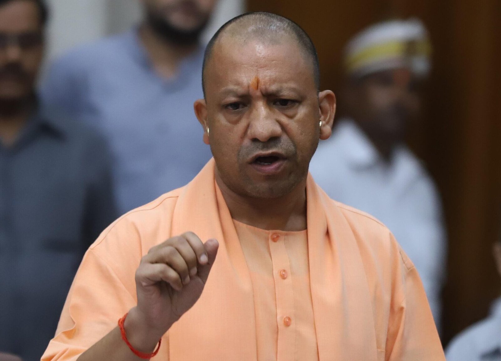 योगी सरकार ने खाद की कालाबाजारी के खिलाफ अब तक की सबसे सख्त कार्रवाई शुरू कर दी है। मुख्यमंत्री योगी आदित्यनाथ के निर्देश पर खाद माफिया के खिलाफ एफआईआर से लेकर राष्ट्रीय सुरक्षा अधिनियम जैसी कठोर धाराएं लगाई जा रही हैं। सरकार ने स्पष्ट किया है कि किसानों को खाद के लिए भटकने नहीं दिया जाएगा। सरप्राइज इंस्पेक्शन, डेली स्टॉक रिपोर्टिंग और अफसरों की जवाबदेही तय कर कालाबाजारी पर शिकंजा कसा जा रहा है।