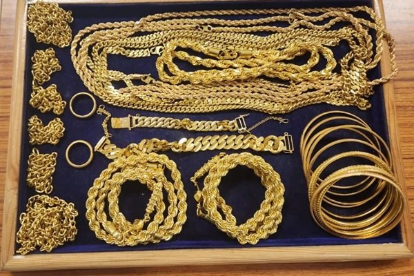 सोना Gold prices in India have hit a historic high in 2025 - touching ₹1,20,000 per 10 grams. Why are gold rates rising again? Is it because of the weak dollar, inflation, or global uncertainty? What does the World Gold Council report say, and how will the Diwali gold market perform this year? Should middle-class families buy gold now or wait for a correction? This CMG TIMES special story explores the full journey -from the 2008 gold rally to the 2013 crash, and now the 2025 boom - revealing why gold remains the safest yet most emotional investment for India.#GoldPrice2025 #GoldCrash2013 #DiwaliGold #GoldMarketIndia #CMGTIMES