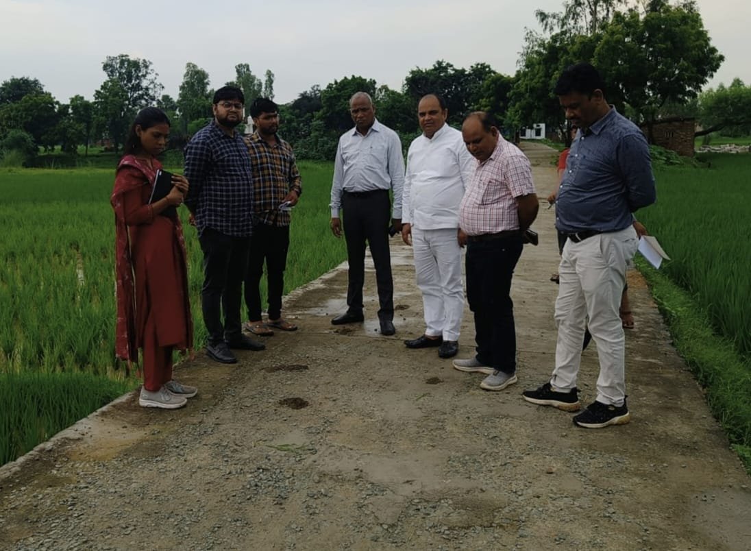 विधायक की शिकायत पर ग्रामीण अभियंत्रण विभाग के घटिया सड़क निर्माण की जांच के लिए बेल्थरारोड पहुंची लखनऊ की टीम