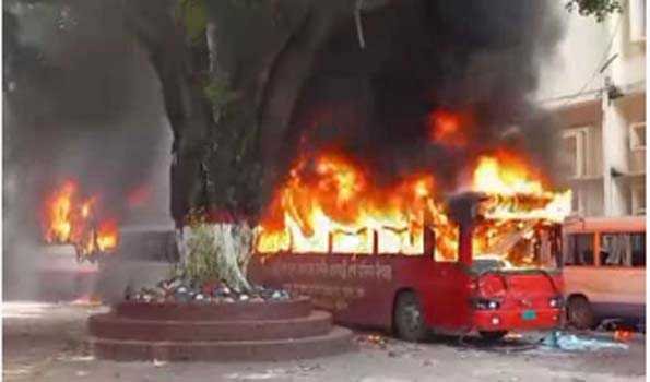 बंगलादेश के चार सौ पुलिस स्टेशनों में तोड़फोड़, 50 पुलिसकर्मियों के मारे जाने की आशंका