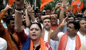 भाजपा का बंगाल बंद,पुलिस ने आंसू गैस के गोले छोड़े