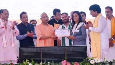 प्रदेश के जनपदों में हर तीन माह में आयोजित किये जाएंगे रोजगार मेले : योगी