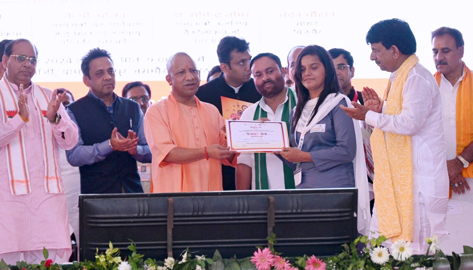 प्रदेश के जनपदों में हर तीन माह में आयोजित किये जाएंगे रोजगार मेले : योगी