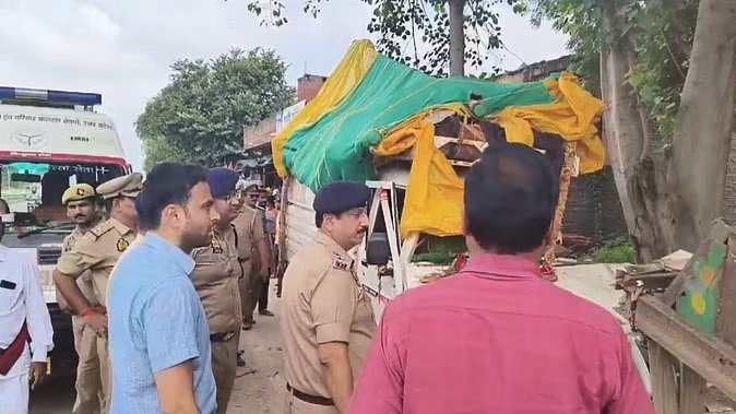 खड़े ट्रेलर से टकराई पिकअप, छत्तीसगढ़ के 3 कावंड़ियों की मौत, 18 घायल