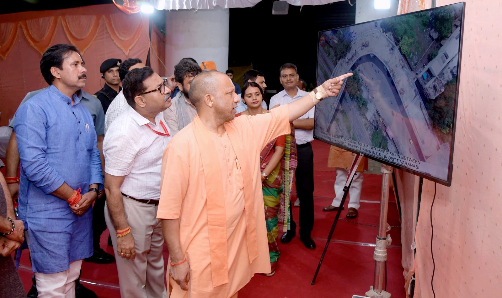 सीएम ने रात में सड़कों पर उतरकर काशी में हो रहे कार्यों का लिया जायजा