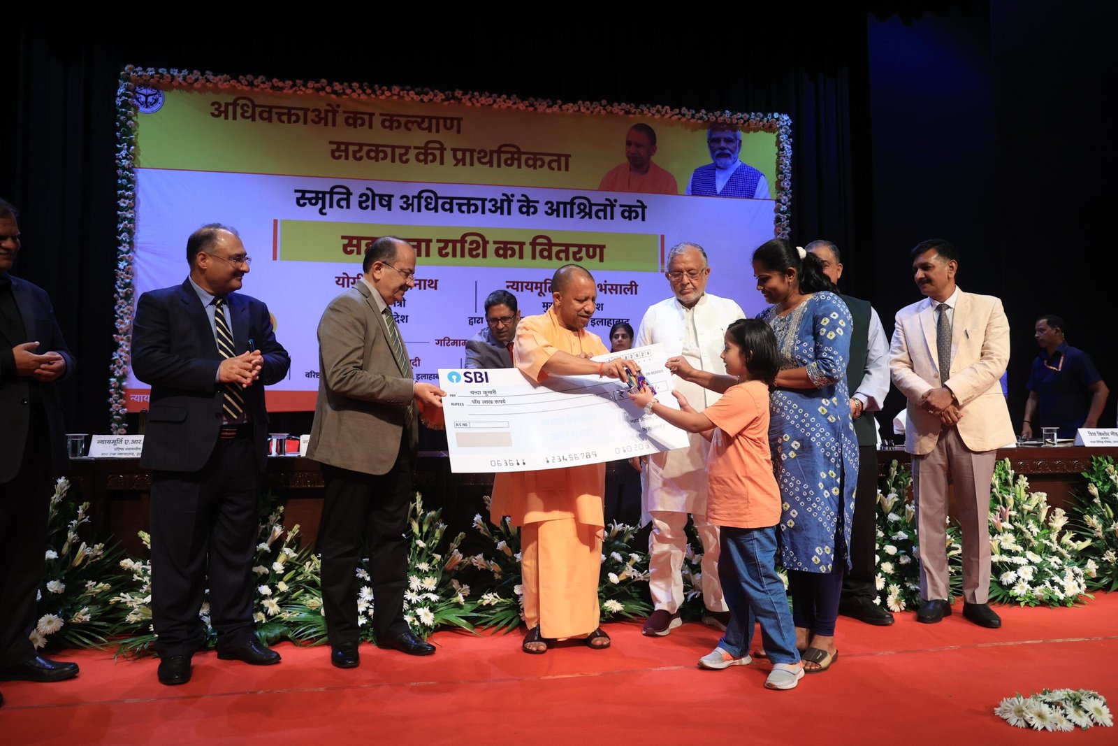 मुख्यमंत्री ने स्मृतिशेष 577 अधिवक्ताओं के आश्रितों को दी सहायता राशि