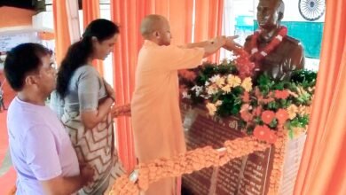 मुख्यमंत्री ने बुद्धेश्वर चौराहा पर शहीद कैप्टन अंशुमान सिंह (कीर्तिचक्र) की मूर्ति का किया अनावरण