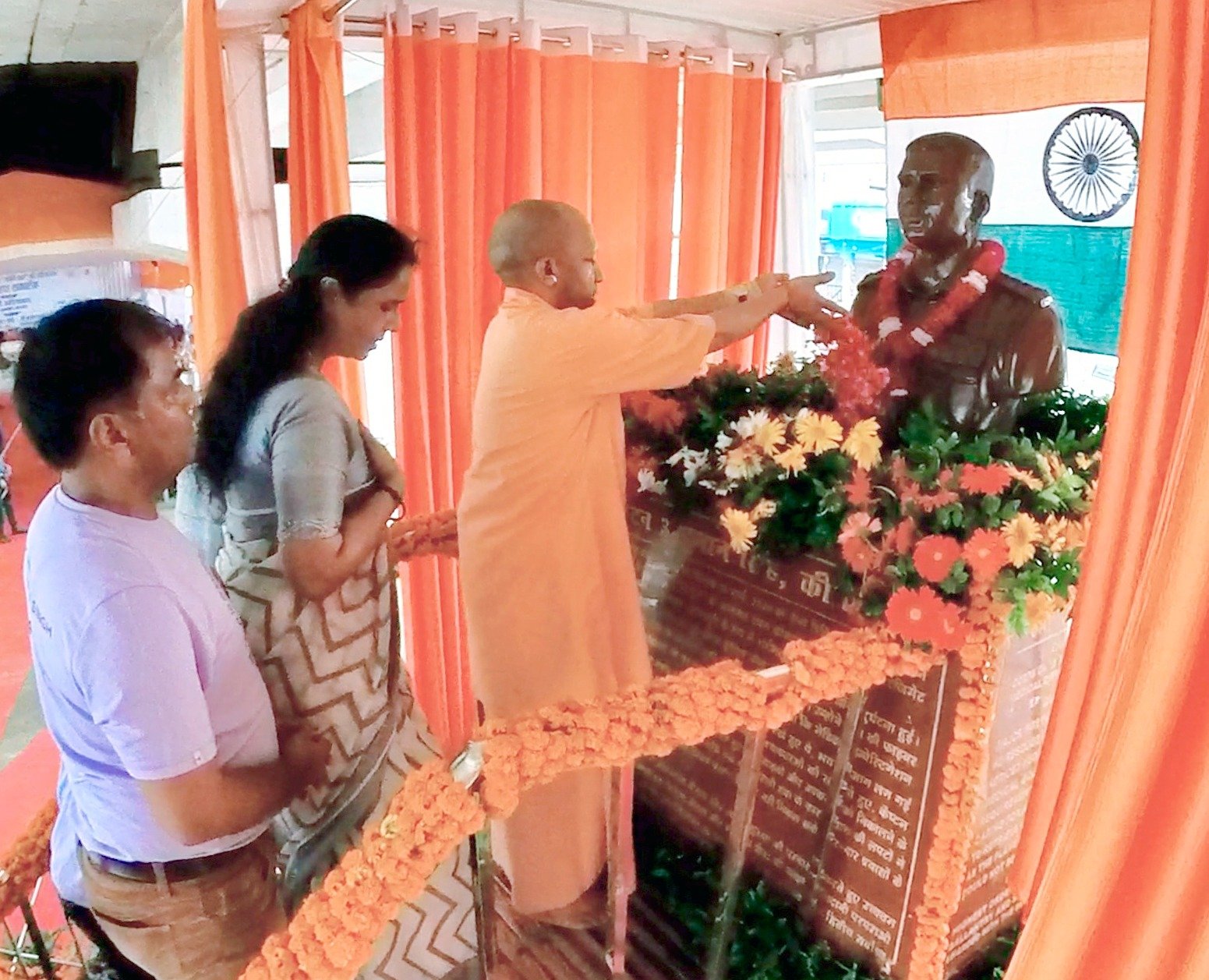 मुख्यमंत्री ने बुद्धेश्वर चौराहा पर शहीद कैप्टन अंशुमान सिंह (कीर्तिचक्र) की मूर्ति का किया अनावरण