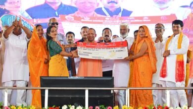 अंबेडकर नगर के कटेहरी स्थित देव इंद्रावती महाविद्यालय में आयोजित जनपद स्तरीय वृहद रोजगार एवं ऋण मेला में सम्मिलित हुए मुख्यमंत्री योगी आदित्यनाथ