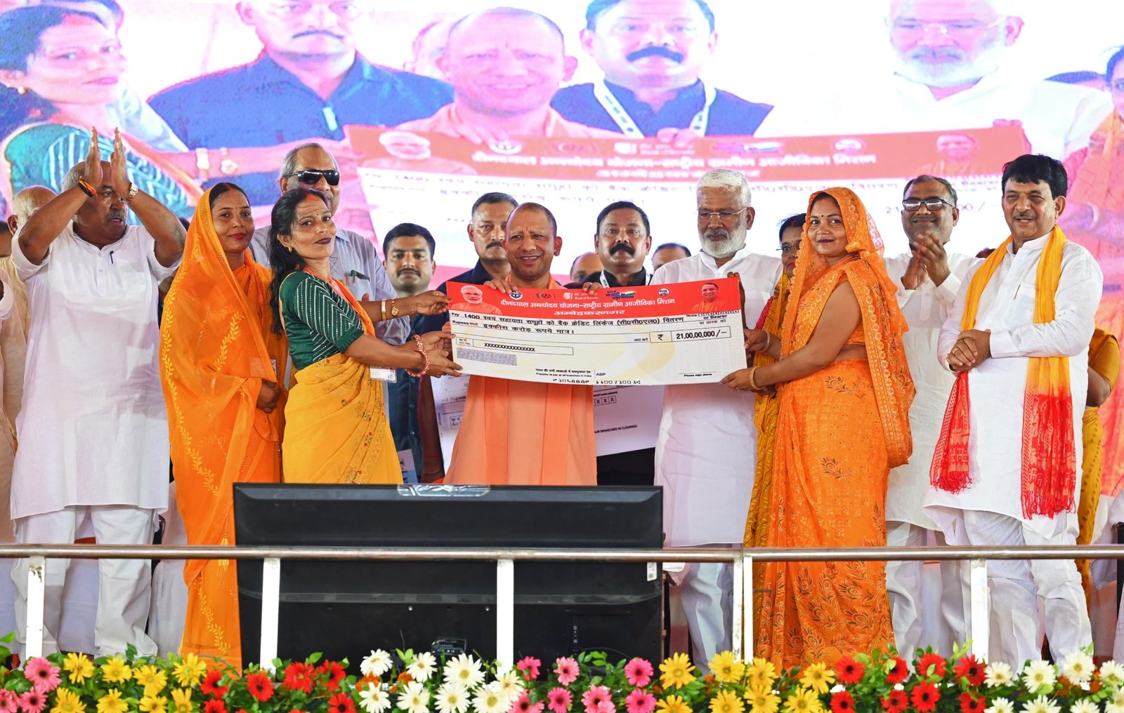 अंबेडकर नगर के कटेहरी स्थित देव इंद्रावती महाविद्यालय में आयोजित जनपद स्तरीय वृहद रोजगार एवं ऋण मेला में सम्मिलित हुए मुख्यमंत्री योगी आदित्यनाथ