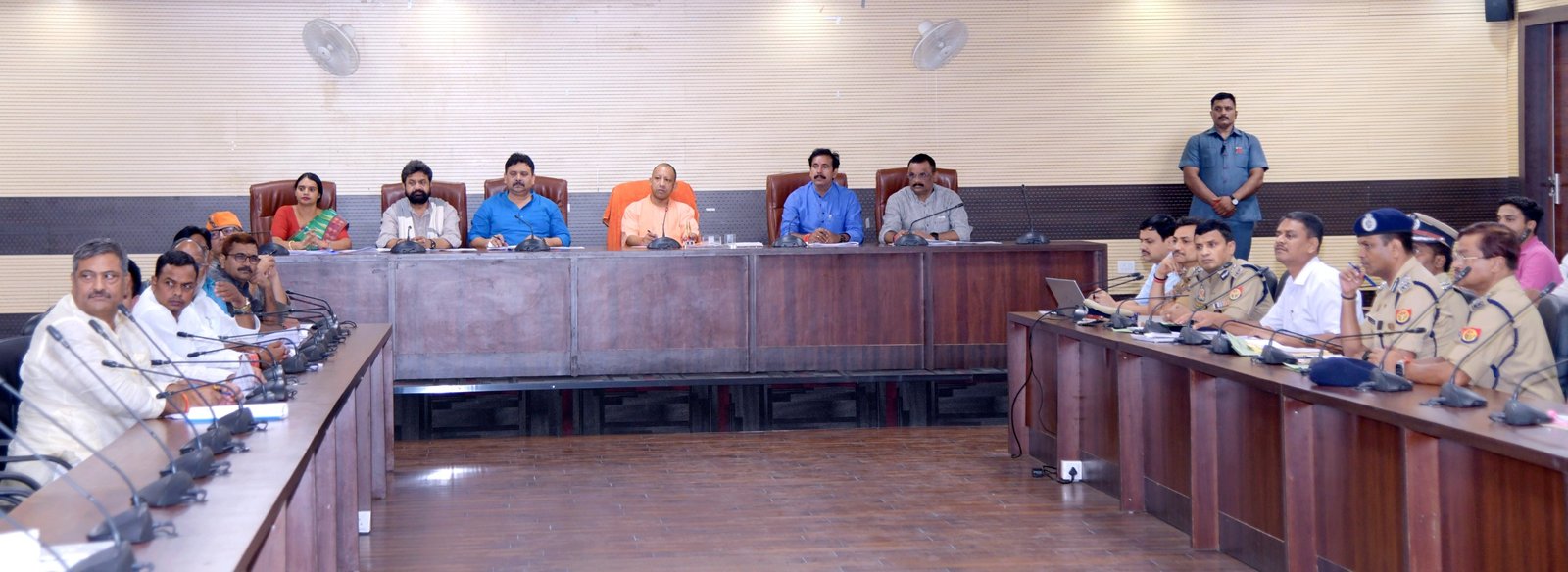 वीडीए और नगर निगम में वर्षों से विभिन्न पटल तथा फील्ड में जमे लोगों को अविलम्ब हटाकर अन्य जगह स्थानांतरित करने तथा नक्शा प्रक्रिया सरलीकरण के लिए दिया निर्देश