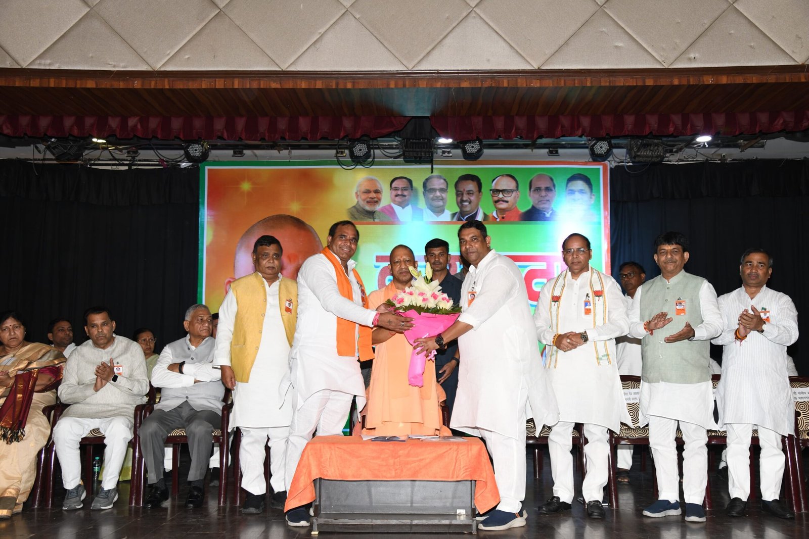 अति आत्मविश्वास घातक, जनता के बीच रहें और संवाद-समन्वय बनाए रखेंः सीएम योगी