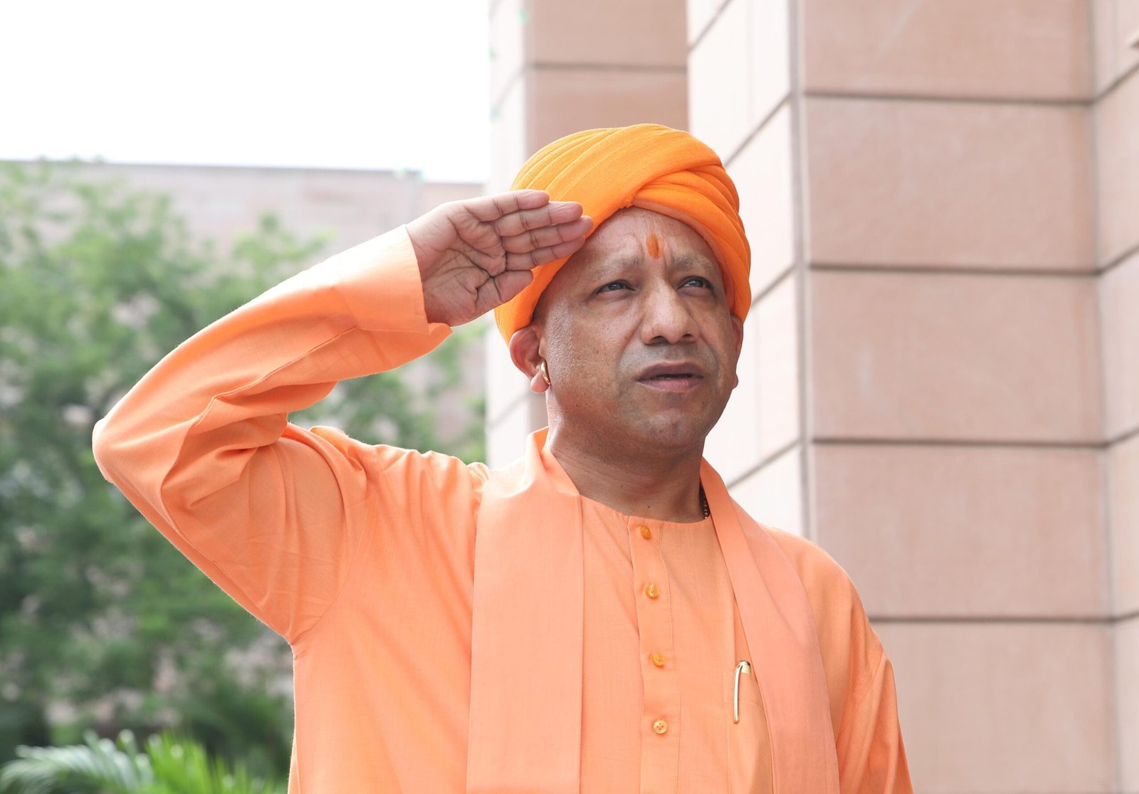 सीएम योगी ने 78वें स्वतंत्रता दिवस के अवसर पर अपने सरकारी आवास में किया ध्वजारोहण