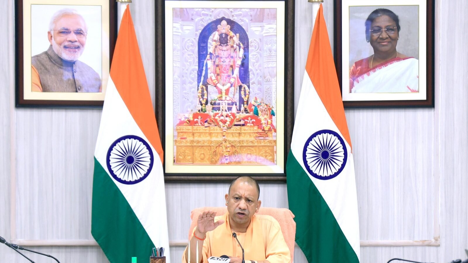 गोरखपुर में मुख्यमंत्री योगी आदित्यनाथ ने खिचड़ी मेला, गोरखपुर महोत्सव और जिले में चल रही विकास परियोजनाओं की विस्तृत समीक्षा की। उन्होंने खिचड़ी मेले की तैयारियों को संतोषजनक बताया और श्रद्धालुओं की सुरक्षा व सुविधा पर विशेष जोर दिया। गोरखपुर महोत्सव में स्थानीय कलाकारों को अवसर देने, रामगढ़ताल क्षेत्र में नववर्ष पर कड़ी सुरक्षा व्यवस्था और सड़क निर्माण परियोजनाओं को शीघ्र पूरा करने के निर्देश दिए।