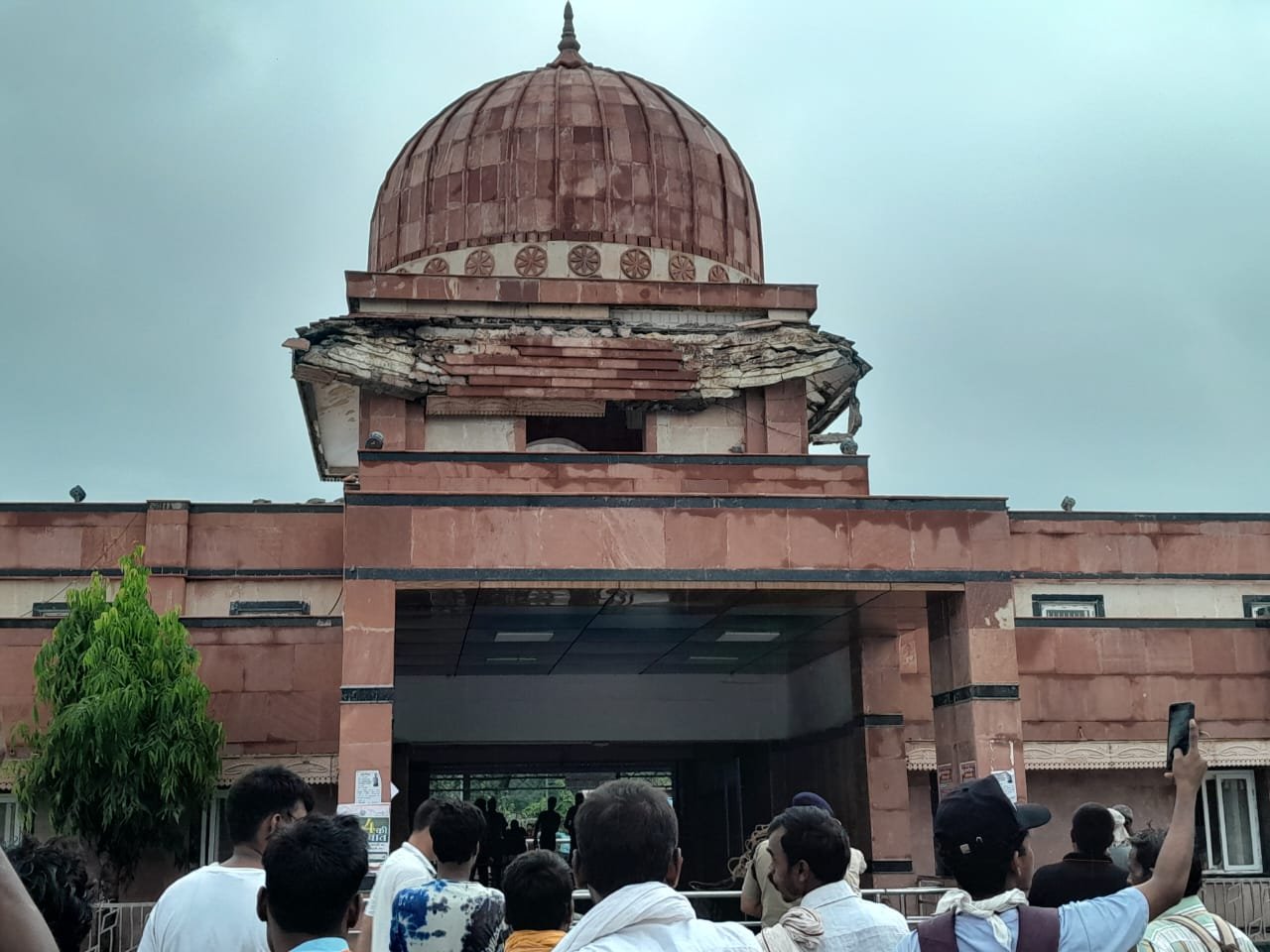 बलिया रेलवे स्टेशन के गुंबद का गिरा छज्जा