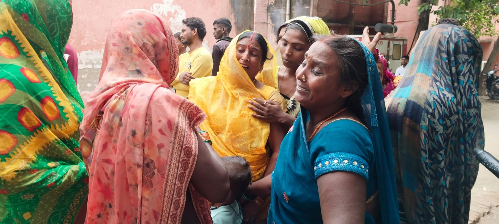 बलिया: बर्तन धोते समय हैंडपंप में उतरा विद्युत करंट-बहू की मौत- दादी-सास झुलसी