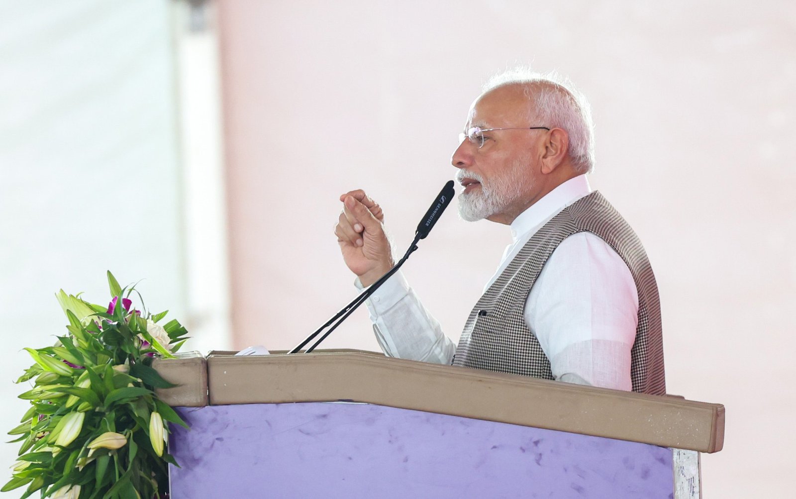 कांग्रेस के अंदर देशभक्ति दम तोड़ चुकी है: मोदी