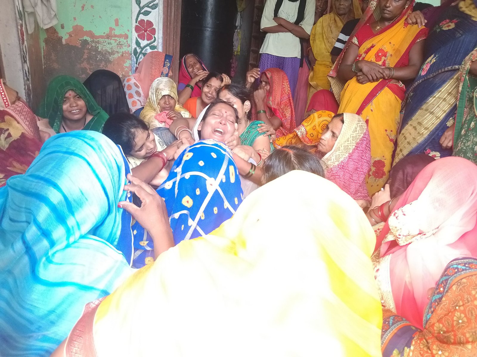 छत के पास से गुजर रहे हाईवोल्टेज विद्युत तार की करंट से शिक्षक की मौत, मचा कोहराम