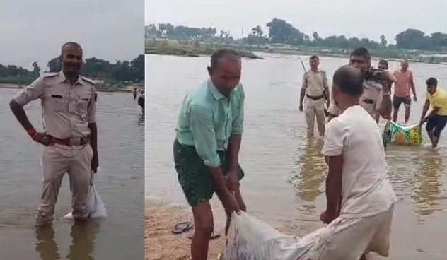 नदी से निकली शराब की बोतलें, पुलिस के साथ स्थानीय लोग भी हैरान