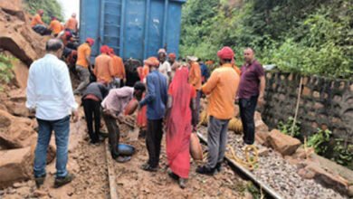 सोनभद्र में रेलवे ट्रैक पर गिरा पहाड़ का मलबा, मालगाड़ी का इंजन बेपटरी