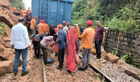 सोनभद्र में रेलवे ट्रैक पर गिरा पहाड़ का मलबा, मालगाड़ी का इंजन बेपटरी